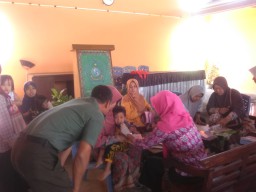 Babinsa Koramil 0816/09 Krian dampingi Posyandu balita berkala