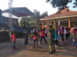 Babinsa Ramil 0816/11 Tarik Membantu Pengamanan Acara Jalan Sehat