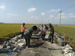 Warga dan TNI,Bersemangat bantu pembangunan jalan penghubung