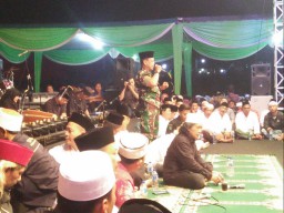 Danramil 0816/01 Kota Hadiri Sinau Bareng Kyai Kanjeng di Desa Suko