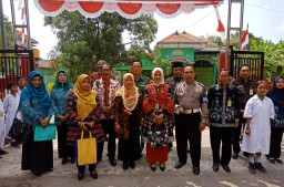 Forpimka Prambon mendampingi Tim Penilai Lomba Lingkungan Sekolah