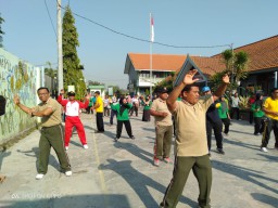 Anggota Koramil 0816/13 Wonoayu laksanakan senam SKJ bersama warga