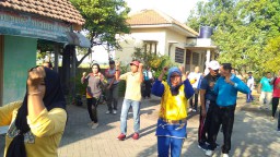 Danramil 0816/09 Krian dan anggota laksanakan serter SKJ bersama warga