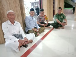 Jalin Keakraban dengan warga,Pejabat Forpimka Prambon sholat bersama