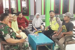 Babinsa Ramil 0816/09 Krian dan Babinkamtibmas Komsos dengan warga