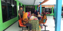 Babinsa Peltu Puguh Santoso. S.Pdi dan tiga pilar Dampingi Posyandu
