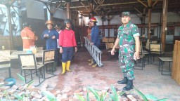 Babinsa bantu petugas pemadam kebakaran beri sosialisasi kebakaran