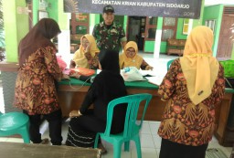 Babinsa Koramil 0816/09 Krian Dampingi Kegiatan Posyandu di Desa Terik