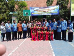 Babinsa Porong yakin mendampingi tim lomba lingkungan sehat sekolah