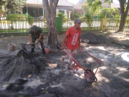 Pra TMMD, Babinsa Koramil 0816/08 Jabon dan Warga Memperbaiki Sekolah