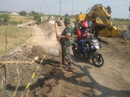 Pembangunan Jalan di program TMMD ke 106 di Jabon Sidoarjo