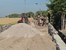 Danramil 0816/08 Jabon manfaatkan Waktu Pra TMMD 106 Untuk Komsos