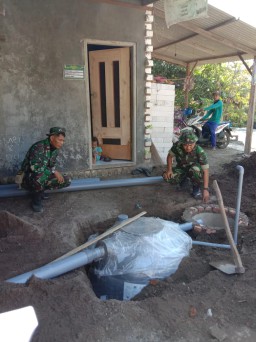 Pembuatan sanitasi yang sehat melalui TMMD ke 106 Kodim 0816 Sidoarjo