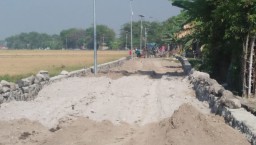 Anggota Satgas Bantu Pemasangan Paving Di Lokasi TMMD Desa Kupang