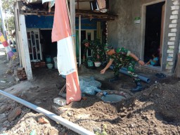 Anggota satgas Membangun Jamban untuk Masyarakat