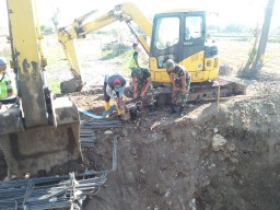 Kebersamaan Satgas TMMD ke 106 dalam pembangunan Jembatan penhubung