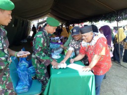 “Warga Masyarakat Berbondong – Bondong Ikut Menikmati Sembako Murah”