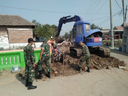 PENGERJAAN PENGERASAN JALAN BETON TNI DAN RAKYAT DESA JABON