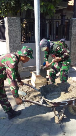 TMMD ke 106 jalan desa kupang di pasang pju agar semakin terang.