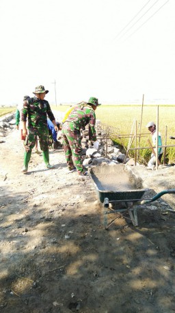 Satgas TMMD Gotong Royong Bersama Warga.