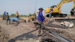 TMMD 106 Kodim 0816 TNI bantu masyarakat bangun Prasarana Umum