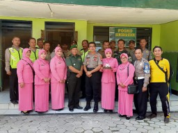 Keluarga Besar Koramil 0816/12 Prambon Dapat kiriman Tumpeng