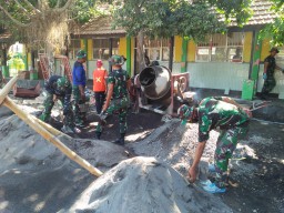 TMMD Ke 106 Sidoarjo merehab Sekolah SD Kupang Jabon