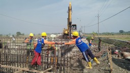 Kodim 0816/ Sidoarjo Jawa timur Bantu Warga Buat Jembatan
