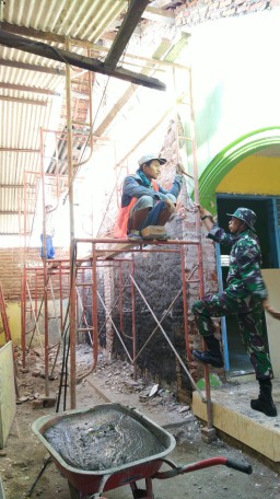 Satgas TMMD ke-106 Bantu warga kupang benahi rumah warga