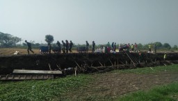 PANAS TERIK BUKAN HALANGAN BAGI ANGGOTA SATGAS TMMD KE 106 KODIM 0816