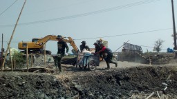 Tim TMMD ke 106 Dan Anggota koramil 0816/02 Ikut Benahi Jembatan