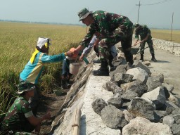 "Gereget warga bersama TNI membangun jalan"
