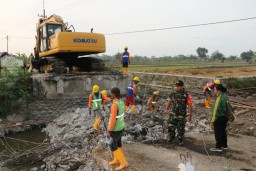 ALAT BERAT DI TERJUKAN UNTUK MEMPERCEPAT PEKERJAAN TMMD