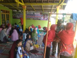 Anggota Satgas TMMD ke 106 Mengikuti Kegiatan Posyandu Balita