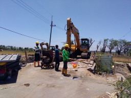 SATGAS TMMD ke 106, Kodim 0816/Sidoarjo mainkan Alat Berat