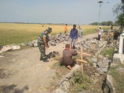 " Gereget membangun dan jiwa kebersamaan TNI dan warga "