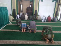 Personil Satgas TMMD ke 106 tetap laksanakan Sholat Berjamaah