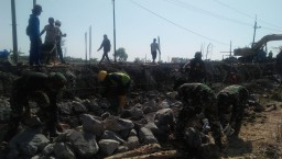 Bersama Tim Satgas TMMD ke 106 Kodim 0816 Sidoarjo bangun desa Kupang