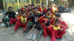 "KEDEKATAN SATGAS TMMD KODIM 0816/SIDOARJO DENGAN SISWA SDN KUPANG"