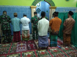Personil Satgas TMMD Kodim Sidoarjo laksanakan Sholat Subuh Berjamaah