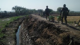 SATGAS TMMD BERSAMA WARGA MEMBEBASKAN BANJIR DI DESA KUPANG KEC. JABON