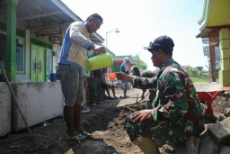 Saling Mengasihi Satgas TMMD Ke 106