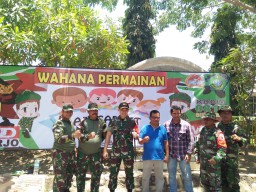 Kehadiran personel Tim TMMD selalu membawa keceriaan warga