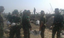 "Dengan alat sederhana gotong royong tetap semangat demi warga"