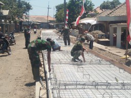 Tim Satgas TMMD Dan masyarakat Bekerja Sama Pembuatan Penahan jalan