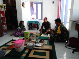 Ajak warga jalin silatuhrohmi dengan personil Satgas TMMD ke 106