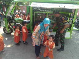 Pengenalan simokos pada anak-anak TK kupang dalam rangka TMMD 106