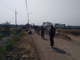 Dibawah terik matahari anggota Satgas angkat besi untuk perakitan cor