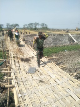 Anggota Satgas TMMD Jabon Terus kerja Jembatan dan jalan