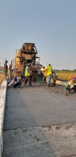 Tim TMMD bangun infrastruktur Jalan cor Desa Kupang